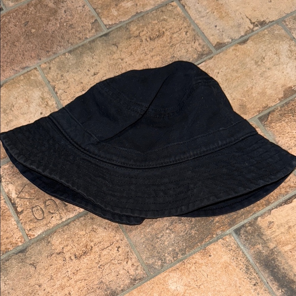 Aritzia TNA Banded Bucket Hat - Picture 5 of 5